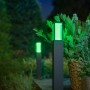 Philips Hue Impress LED-Wegeleuchten in Schwarz mit grünem Licht im Garten.