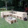 Beiges Paletten-Rückenkissen für DIY-Palettenmöbel im Garten. Robustes Outdoor-Kissen mit Zierknöpfen.