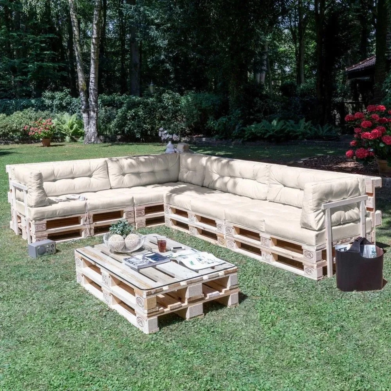 Beiges Paletten-Rückenkissen für DIY-Palettenmöbel im Garten. Robustes Outdoor-Kissen mit Zierknöpfen.