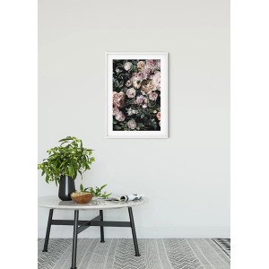 Komar Wandbild Charming Wild, 50x70 cm, mit Rosenmotiv im weißen Rahmen.