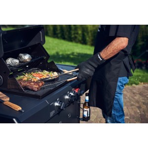 Enders Grillhandschuh am Grill mit Speisen. Hitzebeständiger Handschuh für sicheres Grillen.