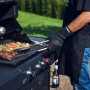 Enders Grillhandschuh am Grill mit Speisen. Hitzebeständiger Handschuh für sicheres Grillen.