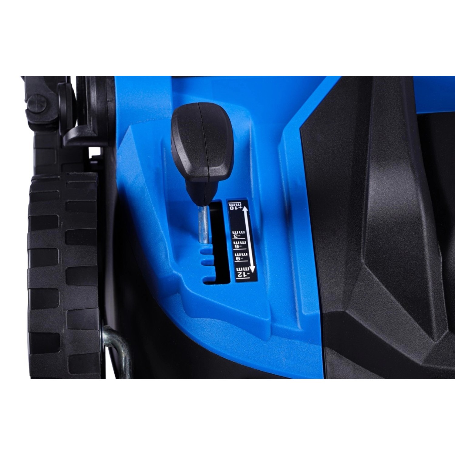 Detailaufnahme: Höhenverstellung am Hyundai Elektro-Vertikutierer SC3601E, blaue Gehäuseelemente.