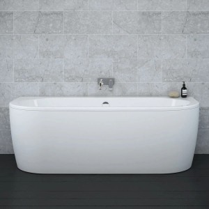 Weiße Steinkamp Vorwand-Badewanne 180x80 cm mit Ablaufgarnitur M5 vor grauer Wand.