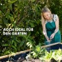 Frau bewässert Hochbeet mit KARAT Noppenfolie. Robuster Schutz für Pflanzen im Garten.