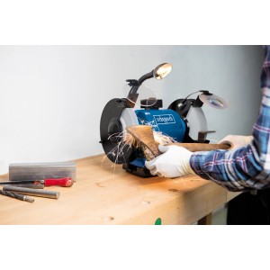 Scheppach Doppelschleifer BG 200 beim Schärfen einer Axt. Funken fliegen.