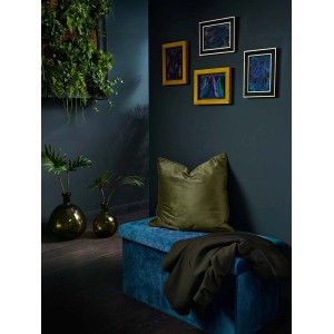 Grüne Glasvase Dark Wonder (Ø 20 cm) mit Pflanzen auf Kommode in dunklem Raum.