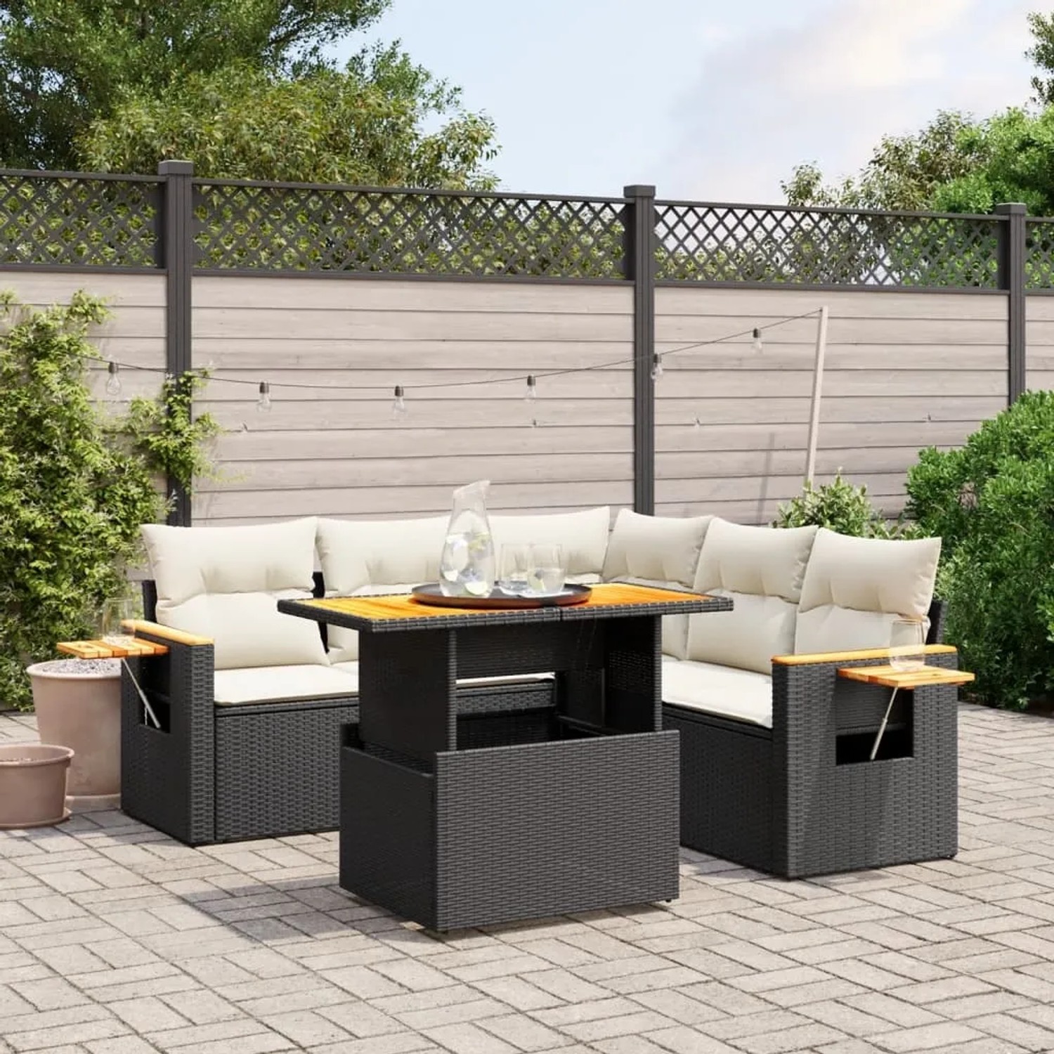 Schwarze 6-tlg. vidaXL Garten-Sofagarnitur mit Tisch und cremefarbenen Kissen aus Polyrattan.