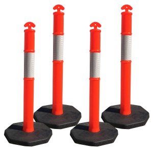 4 orange UvV FLEX Absperrpfosten mit Reflexstreifen und schwarzer Fußplatte.