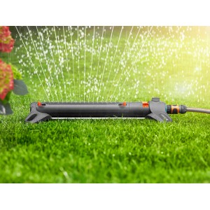 Gardena Aqua Zoom M Rasensprenger in Aktion, bewässert Rasenfläche präzise.
