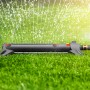 Gardena Aqua Zoom M Rasensprenger in Aktion, bewässert Rasenfläche präzise.