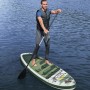 Bestway Hydro-Force SUP River Board Kahawai mit Paddel auf dem Wasser.