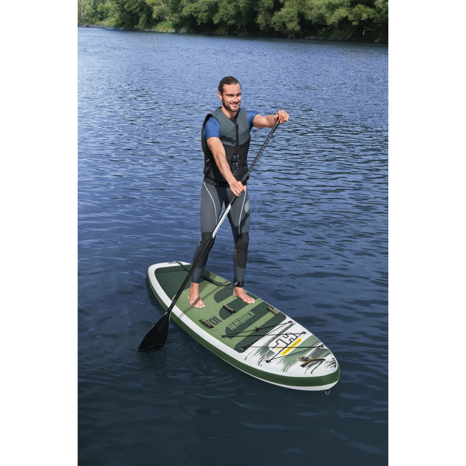 Bestway Hydro-Force SUP River Board Kahawai mit Paddel auf dem Wasser.