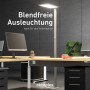 Silberne Oktaplex Malmö LED Stehlampe für blendfreies Licht am Arbeitsplatz.