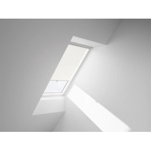 Velux Sichtschutzrollo Beige (RHL 100 1086) am Dachfenster, für sanftes Licht und Privatsphäre.