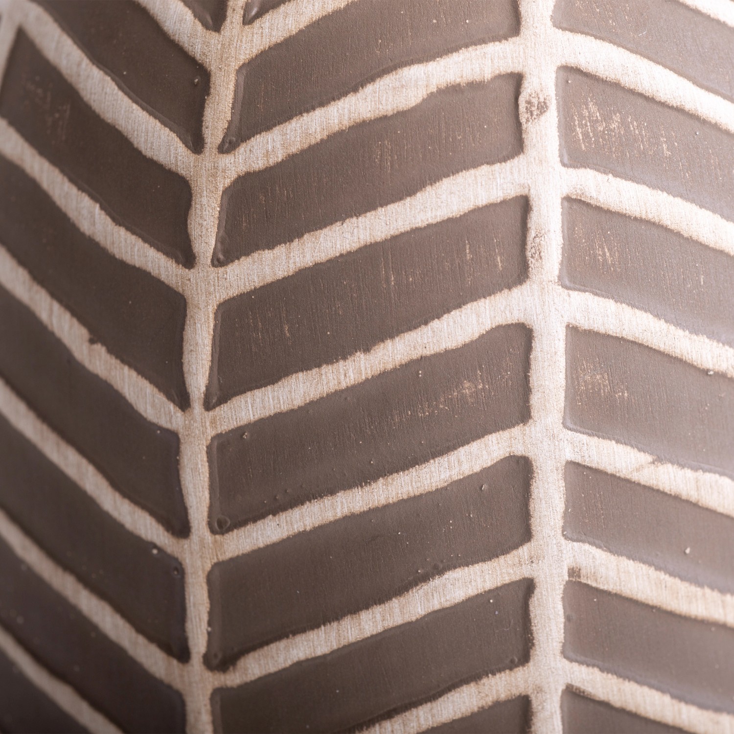 Detailaufnahme: Braune Näve Tischleuchte Folio aus Keramik mit Muster.