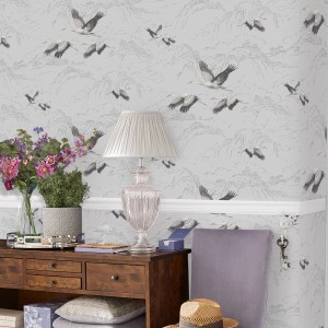 Laura Ashley Vliestapete Animalia Silver mit Kranichmuster für ein elegantes Zuhause.
