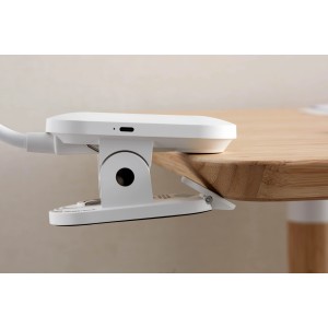 Philips Forys LED-Tischleuchte mit Clip am Tisch befestigt.