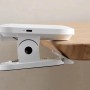 Philips Forys LED-Tischleuchte mit Clip am Tisch befestigt.