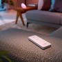 Weißer Philips Hue Dimmschalter V2 für Smart Home Steuerung im Wohnraum.