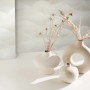 Beige Marburg Vliestapete Habitat Grafisch mit Vasen und Trockenblumen.