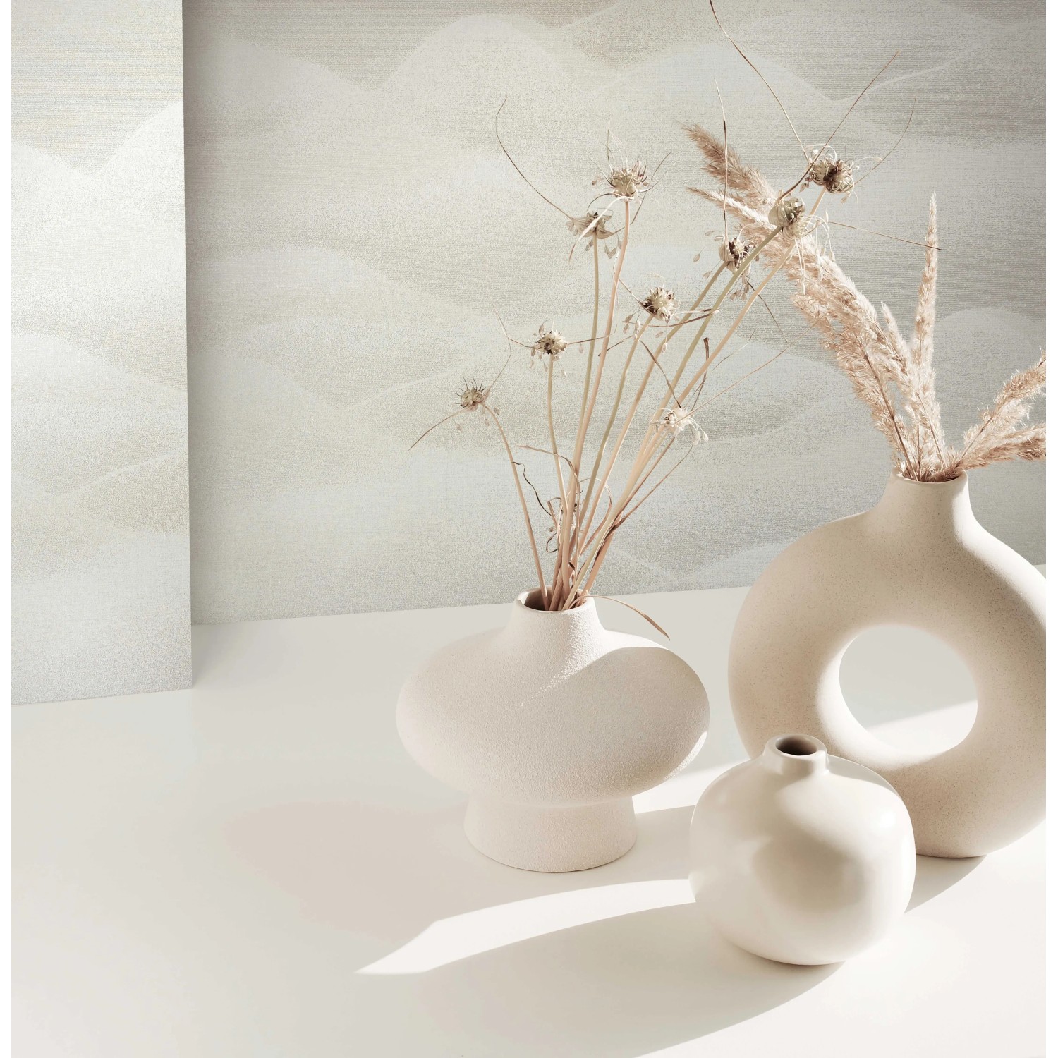 Beige Marburg Vliestapete Habitat Grafisch mit Vasen und Trockenblumen.