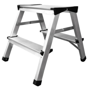 Doppelseitige Aluminium-Stufenstehleiter mit 4 Stufen, max. 125 kg Tragkraft.