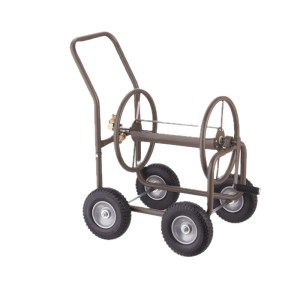 Brauner Relaxdays Gartenschlauchwagen aus Stahl mit 4 Vollgummirädern und Kurbel.
