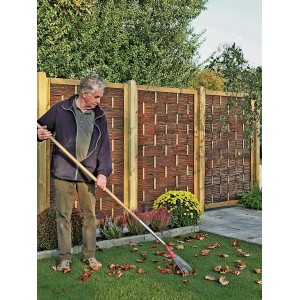 T & J Weidengeflechtzaun Ätna (180x180cm) im Garten mit Person beim Laub rechen.
