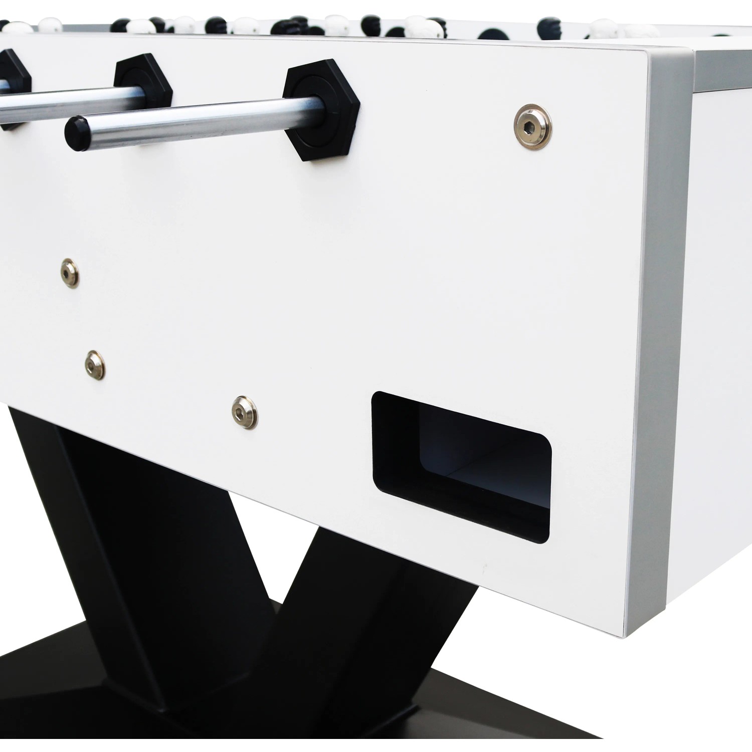 Detailansicht Cougar Worldcup Premium Pro Fußballtisch: Weiße Seitenwand mit Ballausgabe und schwarzen Metallfuß.
