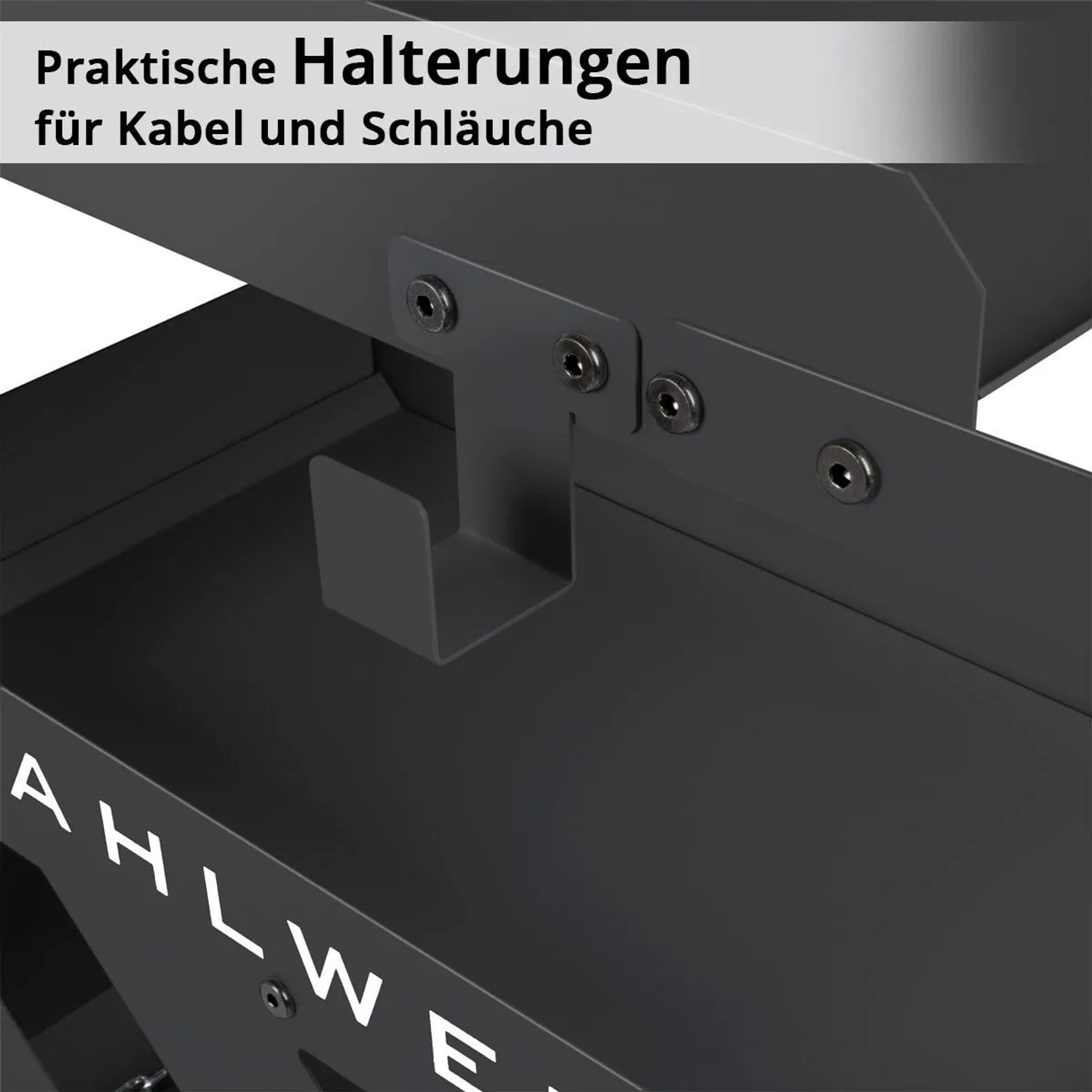 Schwarze Halterung am Schweißwagen für Kabel und Schläuche. Praktisches Zubehör für Werkstatteinrichtung.