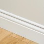 Weißer D-Line Kabelkanal (20x10 mm) an Wand montiert, verdeckt Kabel dezent.