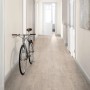 Verlegtes Egger Aqua-Laminat EL1037 NatureSense Berdal Eiche Grau im Flur mit Fahrrad an der Wand.