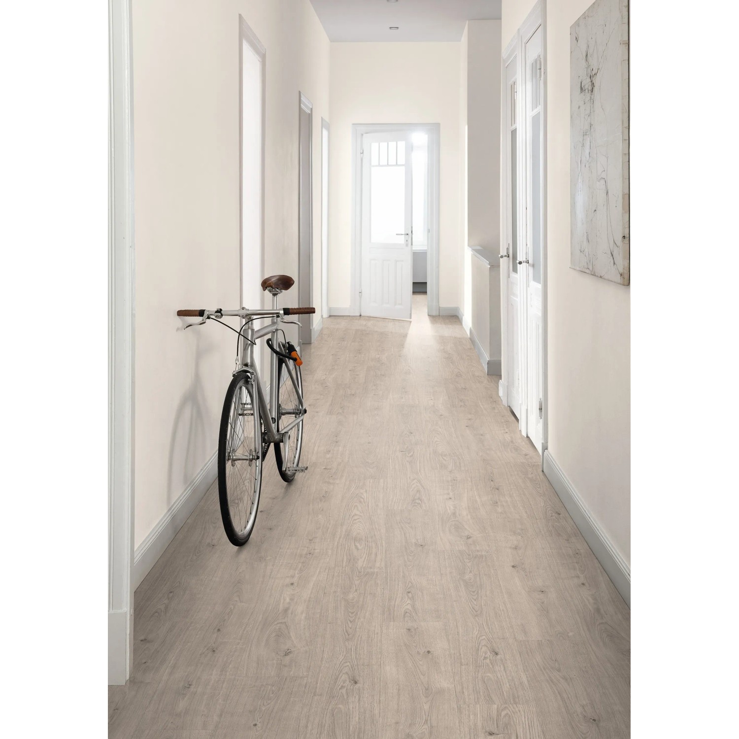 Verlegtes Egger Aqua-Laminat EL1037 NatureSense Berdal Eiche Grau im Flur mit Fahrrad an der Wand.