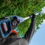 Bosch Akku-Teleskopheckenschere GHE 18V-50 TP Solo im Einsatz beim Heckenschnitt.