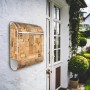 Weißer Design Briefkasten mit Zeitungsfach und Holz-Flickwerk Motiv. Wandbriefkasten.