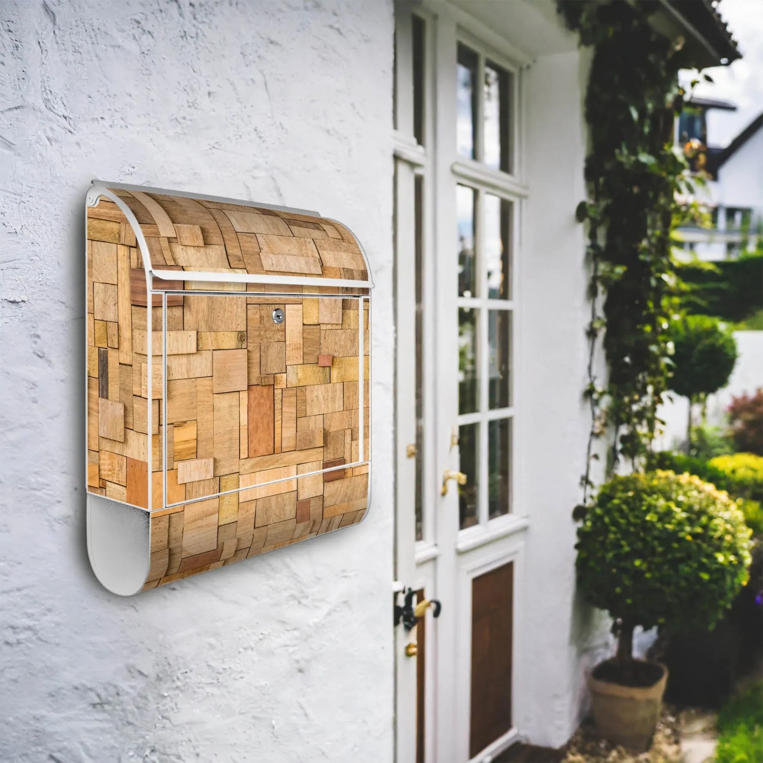 Weißer Design Briefkasten mit Zeitungsfach und Holz-Flickwerk Motiv. Wandbriefkasten.