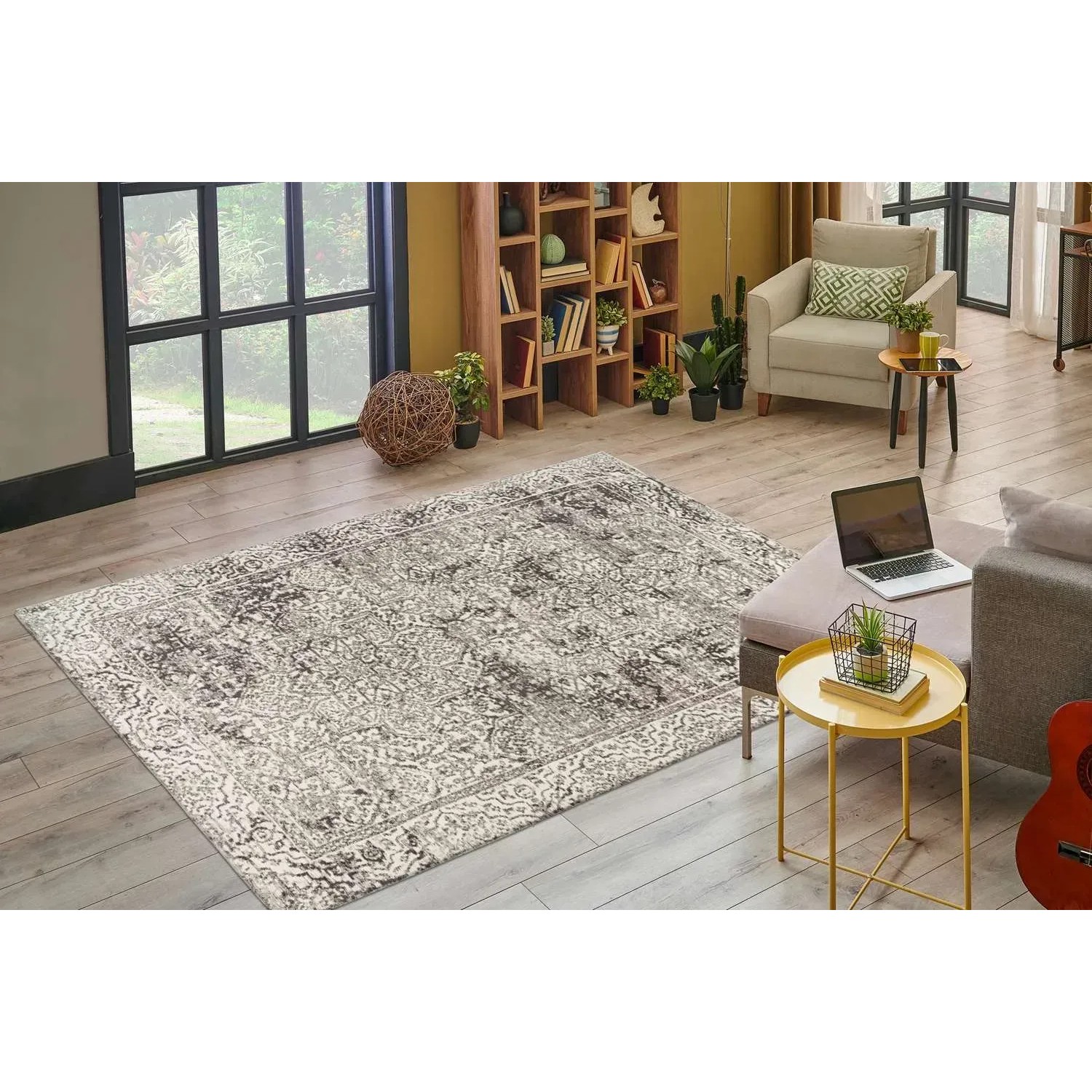 Grauer Kurzflor Teppich im Vintage-Look, 80x150 cm, orientalisches Design.