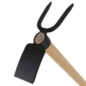 Galaflor Doppelhacke aus Stahl mit Holzstiel für die Bodenbearbeitung.
