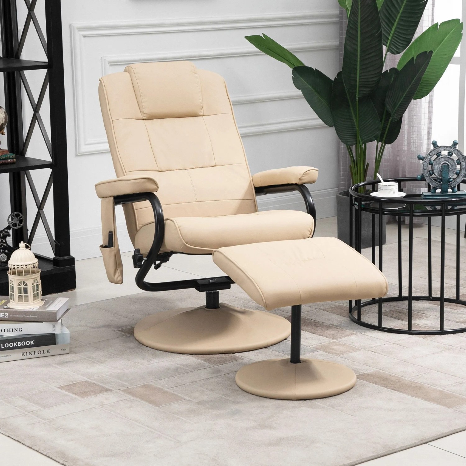 Cremefarbener HOMCOM Massagesessel mit Hocker, Liegefunktion und Fernbedienung in modernem Wohnzimmer.