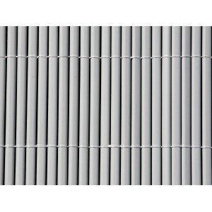 Silberne Balkonverkleidung Comfort, 180x300 cm, aus Kunststoffröhrchen als Sichtschutz.