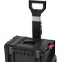Schwarzer QBRICK Werkzeugtrolley Pro mit Teleskopgriff und Rädern.