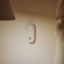 Weißer Yale Panikknopf/Türklingel für Smart Alarmanlage an Wand montiert.