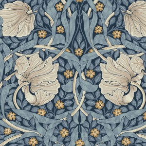 William Morris Vliestapete Pimpernel blau mit floralem Muster aus Tulpen und Blättern.