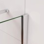 Detailaufnahme: AICA Badewannenaufsatz mit chromfarbenem Rahmen und klarer Glaswand.