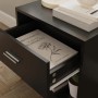 Schwarzer MDF Nachttisch mit offener Schublade, Buch und silbernem Griff. Offenes Fach mit Pflanze. Praktische Nachtkommode.