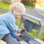 Kind spielt mit roba Outdoor Matschküche in Hausoptik mit Wasserhahn und Zubehör.