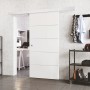 Weißes Holzschiebetür-Set Monviso (180x212cm) mit Aluminium-Schiene in modernem Wohnraum.