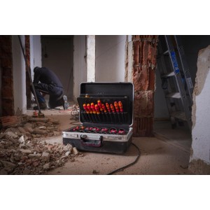 Geöffneter PARAT CLASSIC Plus Werkzeugkoffer mit Werkzeugen in einer Baustelle.
