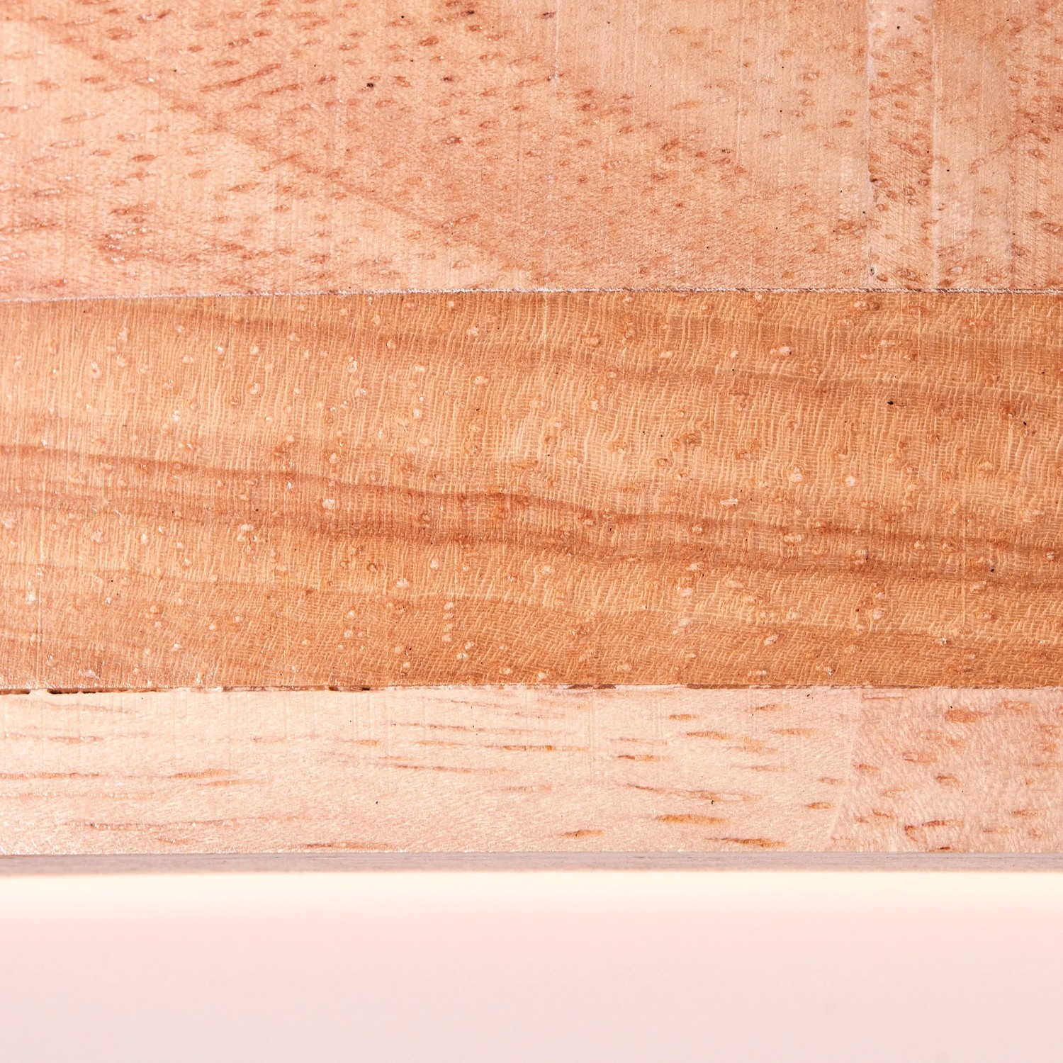 Detailaufnahme der hellen Holzoptik der LED-Deckenleuchte Slimline.